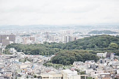壮大なパノラマの中、堺の今昔を一望する  -堺市役所高層館21階展望ロビー-